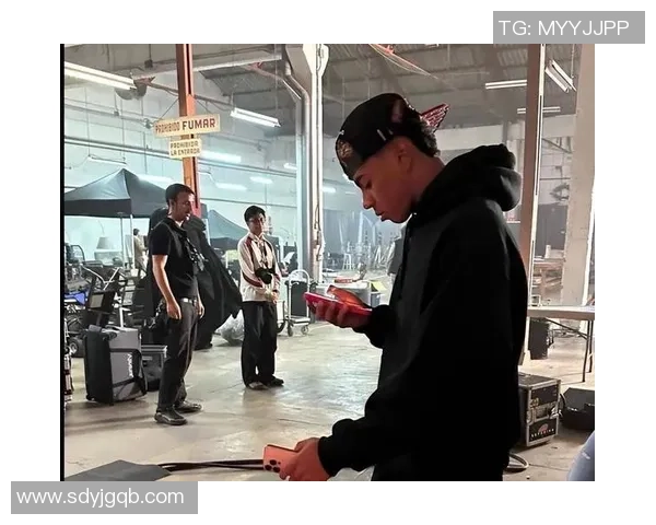 足球明星夜店狂欢揭秘球场外的奢华生活与绯闻故事